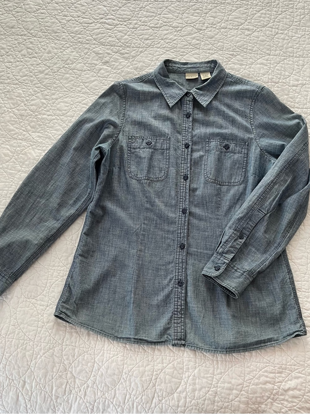 LL Bean Blue Chambray 100% Cotton Shirt Classic Minimalist Preppy Roll-Tab
